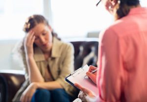 woman discussing with therapist about addiction treatment therapies