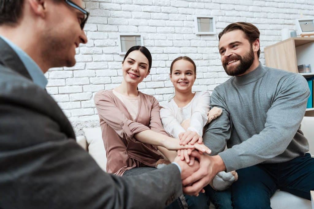 family members thanking therapist for benefits of family therapy