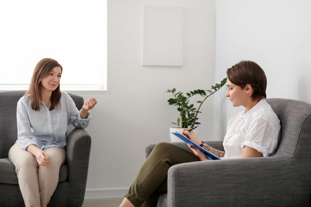 female patient talking with a behavioral health specialist about where to find painkiller addiction treatment in Omaha, NE.